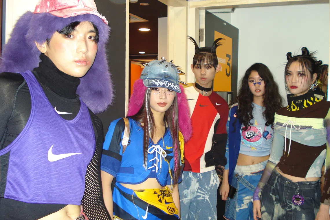 造型完毕在后台等待出场的模特儿衣着，充满Y2K复古既视感。（主办方提供）