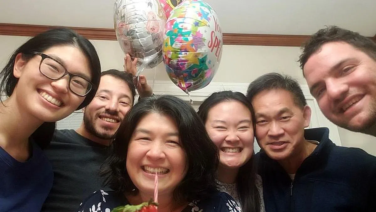 李淑仪庆生时拍的全家福。左起：小女儿祖恩、准女婿Matt、李淑仪、大女儿素恩、丈夫黄慧君和大女婿Patrick。（图/受访者提供）