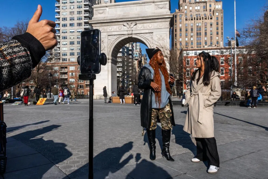 一名TikTok内容创作者星期五在华盛顿广场公园录制节目，TikTok遭封禁将严重打击TikTok网红的生计。（法新社）