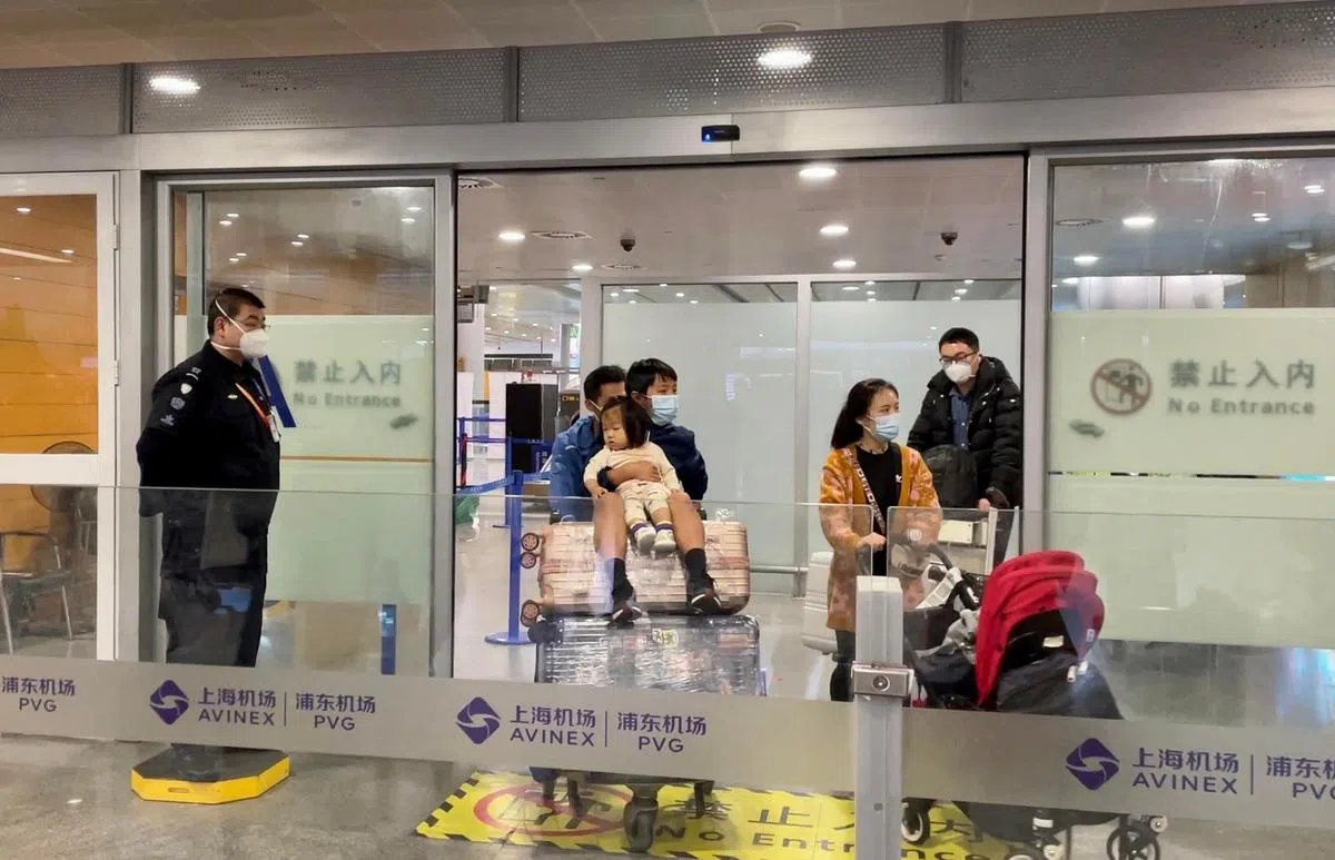 上海浦东机场星期天早晨迎来第一批无须集中隔离的国际旅客，他们入境后可直接与在场等候的亲友相聚。（陈婧摄）