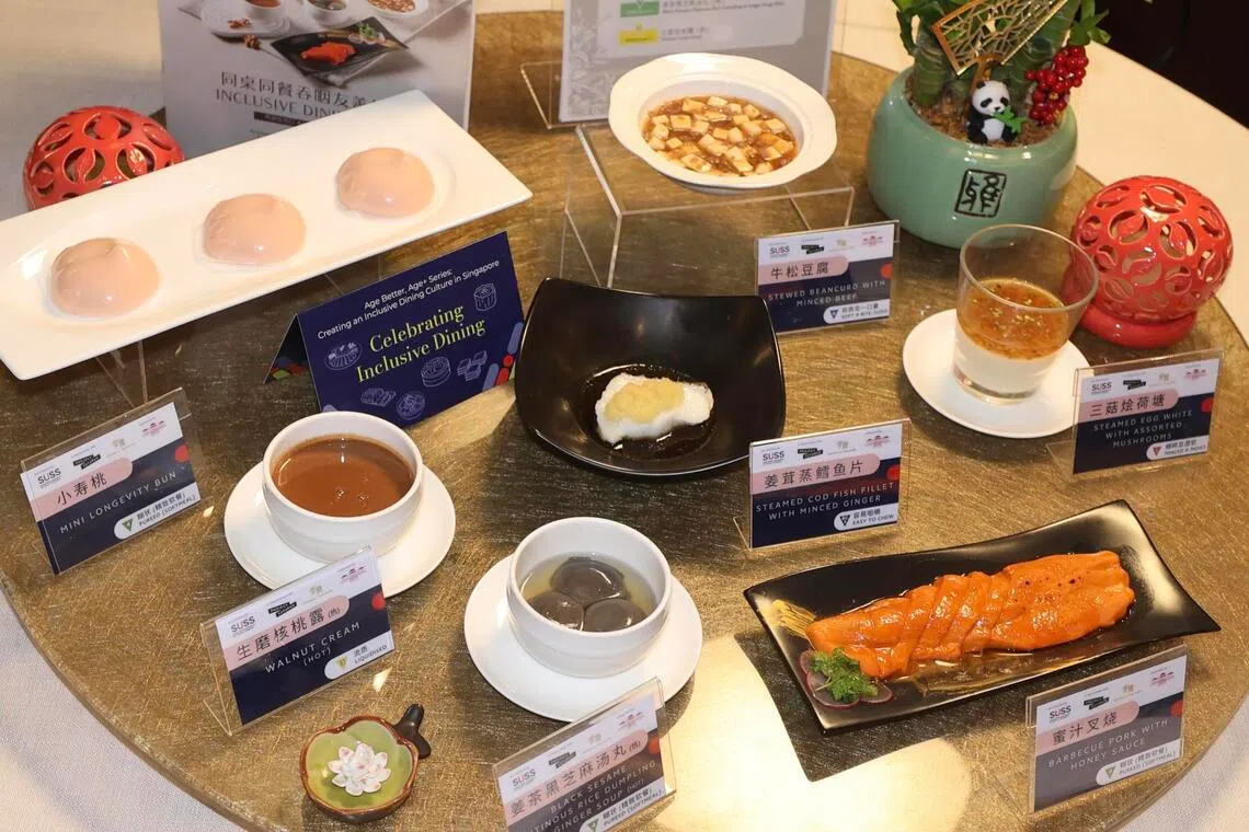 御宝饮食集团世界城分店推出一系列专为吞咽困难者设计的餐食，如牛松豆腐、三菇烩荷塘、姜茶黑芝麻汤丸、生磨核桃露等。（邬福梁摄）