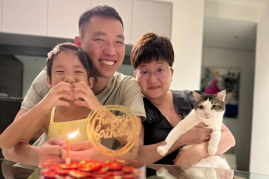 何琪雯趣称夫妻俩是“猫妈猫爸”，他们家中养了四只猫咪。图是今年全家为罗翎恺庆祝生日时拍下的，何琪雯抱着五岁的猫咪“威士忌”。（受访者提供）