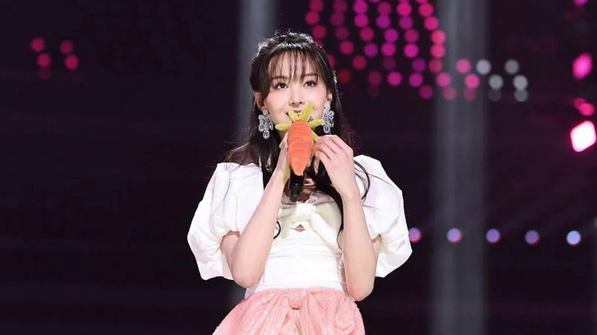 中国女演员郑爽，今年1月被曝光到美国寻求代孕生下两个孩子，但在与男友分手后又想弃养。（互联网）