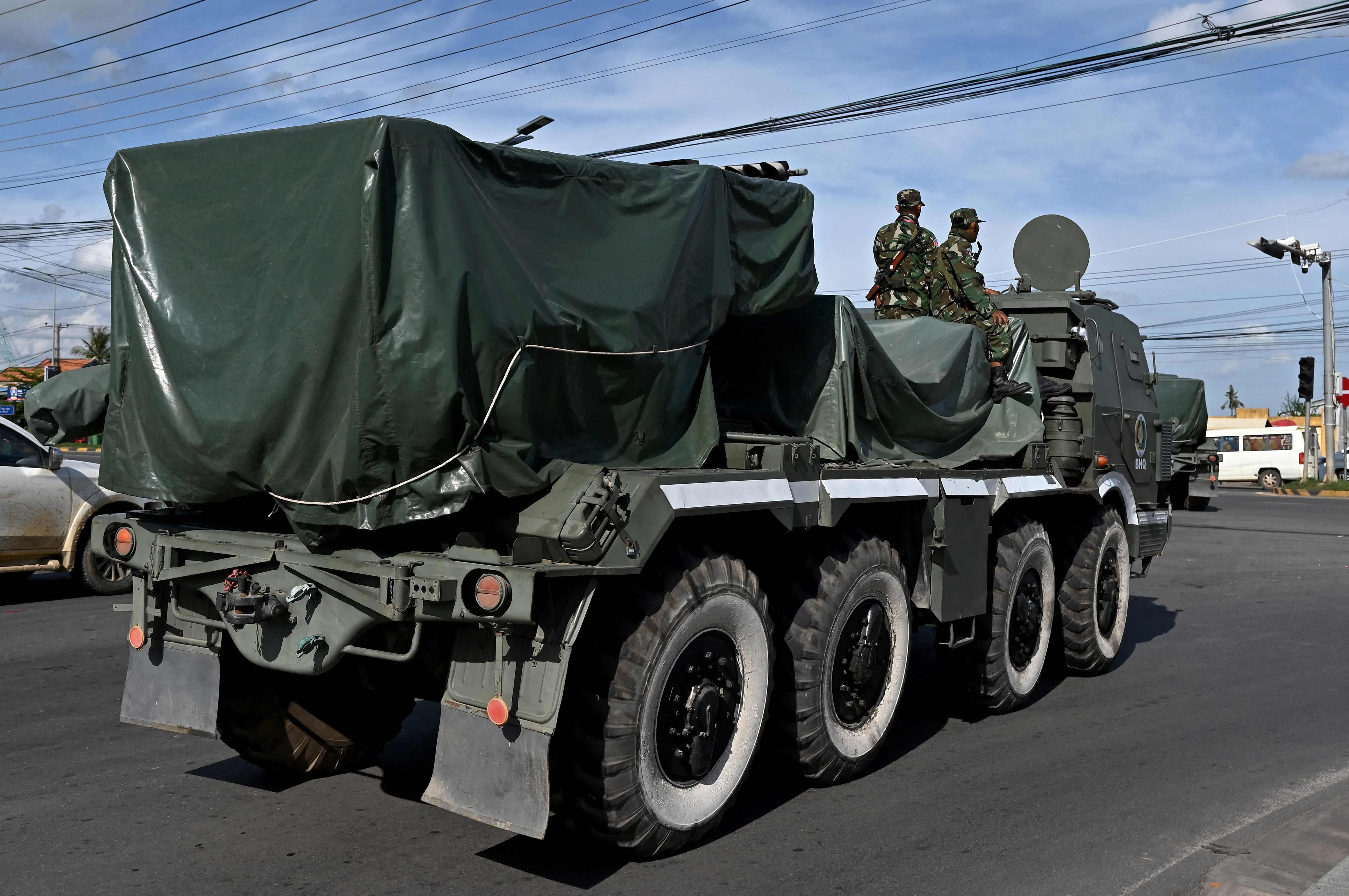 柬埔寨士兵5月28日驾驶BM-21自行式多管火箭发射器，沿金边街道行驶。（法新社）