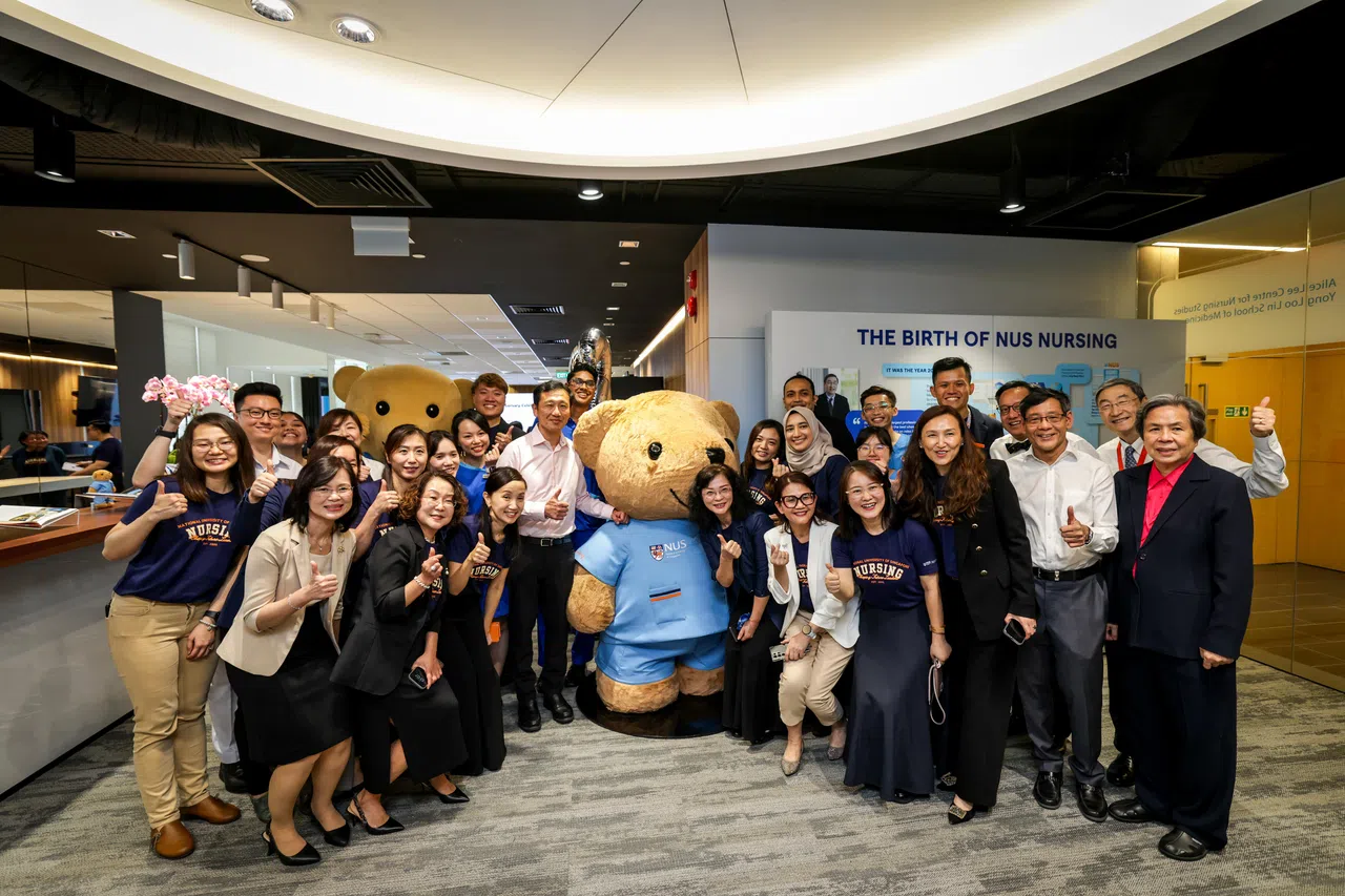 8月1日是护士节，卫生部长王乙康（中，白衣）和李陈爱礼护理学中心人员等合照留念。（叶振忠摄）