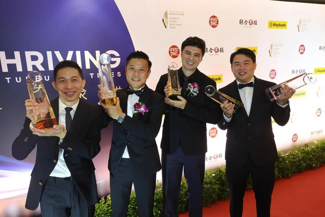 2025年新加坡金字品牌奖三个总冠军代表合照。左起是Epitex品牌总监陈铭平、GB Helios销售与战略合作主管陈俊豪，以及满记面煎粿公司总监黄友泓和区围胜。（唐家鸿摄）