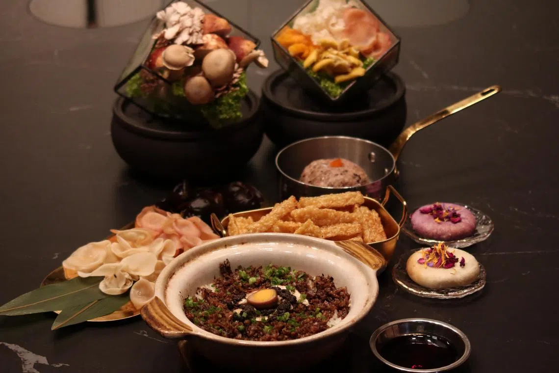 汤之境推出新品菌菇猪肉丸、香菇煲仔饭、手工芝士猪肉丸和紫薯玫瑰饼等。（餐馆提供）