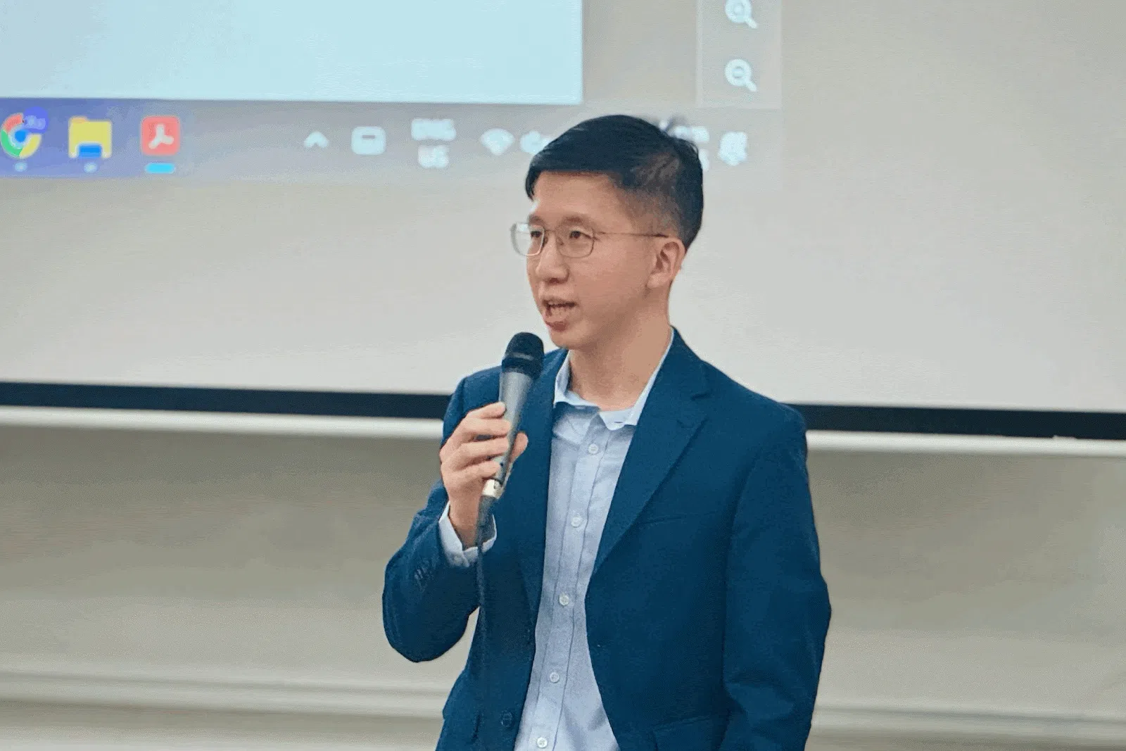 韩凯杰分享他担任外交官时的中国工作经历，也剖析了双语能力在国际事务中的重要。（淡马锡初级学院白政勇摄）