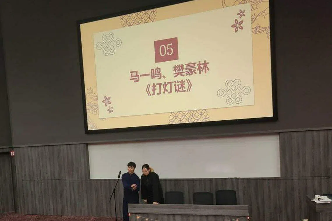 国大相声社的马一鸣（右）和樊豪林（左）带来《打灯谜》，插科打诨的演出和脑筋急转弯式的谜底令观众印象深刻。（国大中文系同学会提供）
