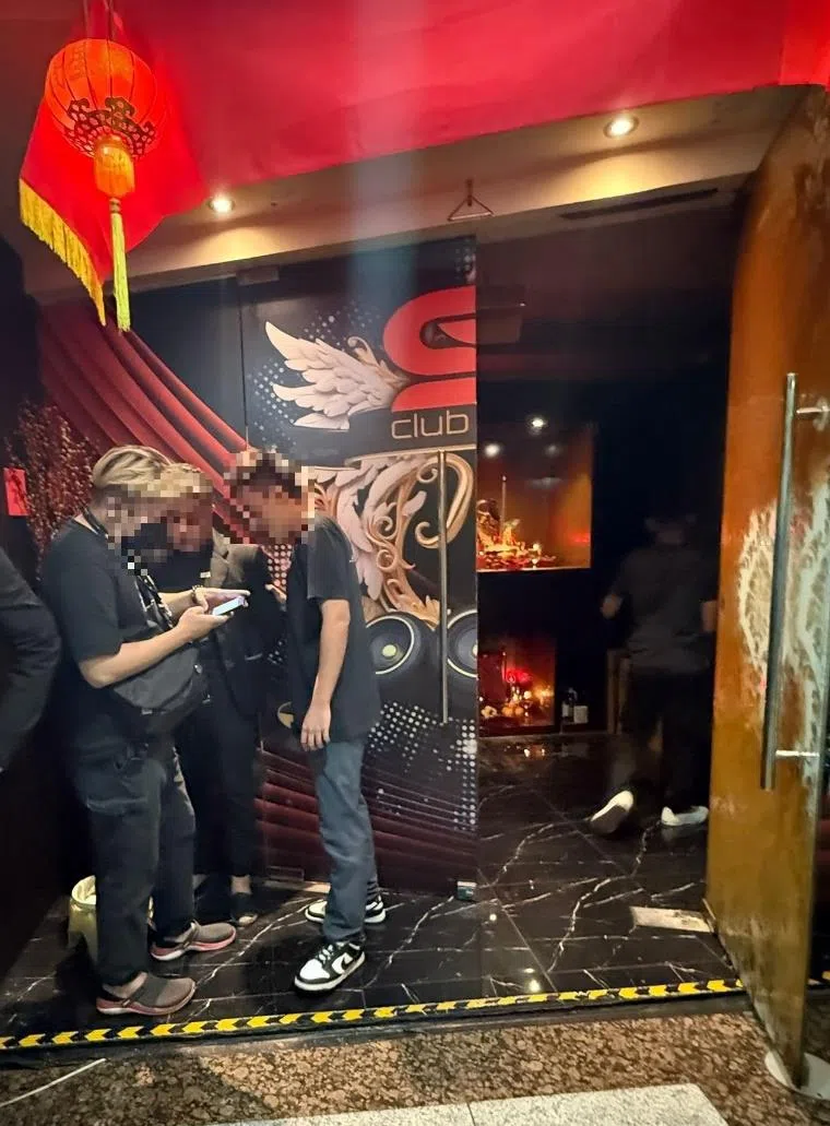 执法人员突击检查夜总会的顾客。（卫生科学局提供）