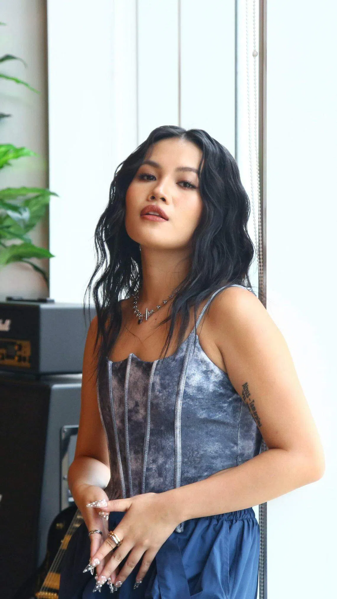 阿布丝希望借着自己的作品，鼓励部落的孩子勇敢追梦。（特约摄影陈福洲摄）