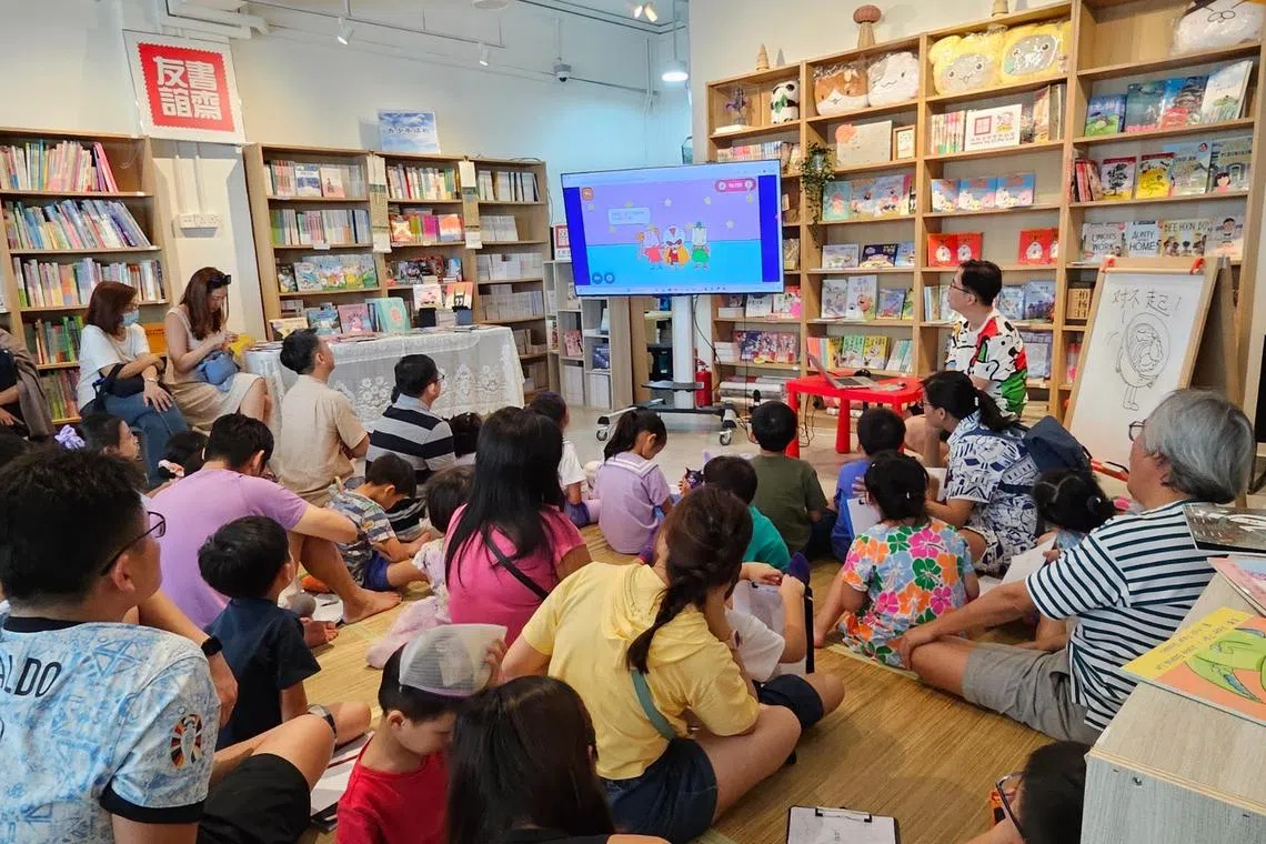 友谊故事屋举办儿童华语工作坊，鼓励小孩大人一起学习探索。（受访者提供）