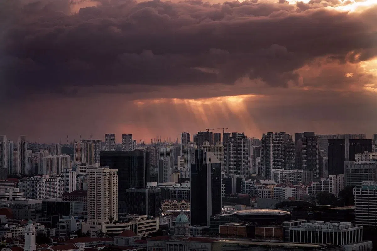 热带地区气候多变。纵使乌云密布，阳光总能找到缝隙，穿透厚厚云层，把明亮和温暖带给大地，仿佛疫情阴霾逐渐散去，重现曙光。（陈来福摄）