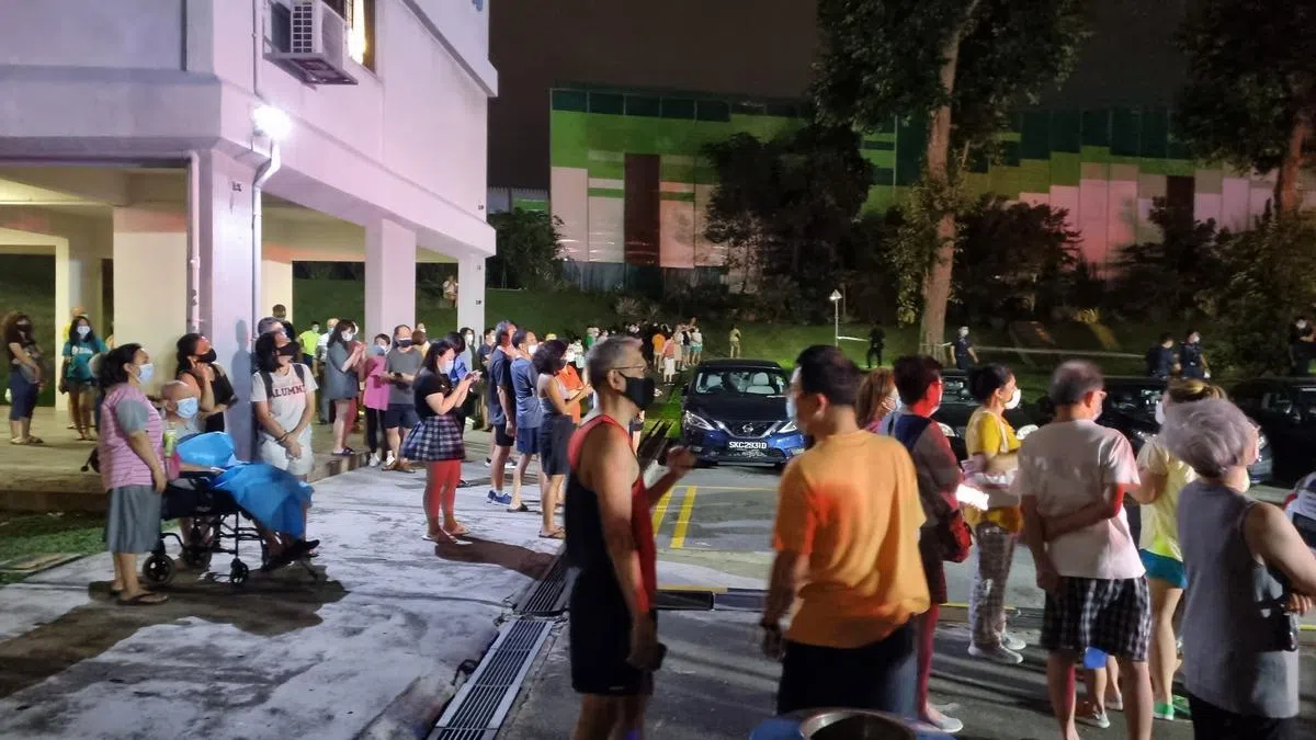 大批居民疏散后，站在楼下等待。（吴伟国摄）