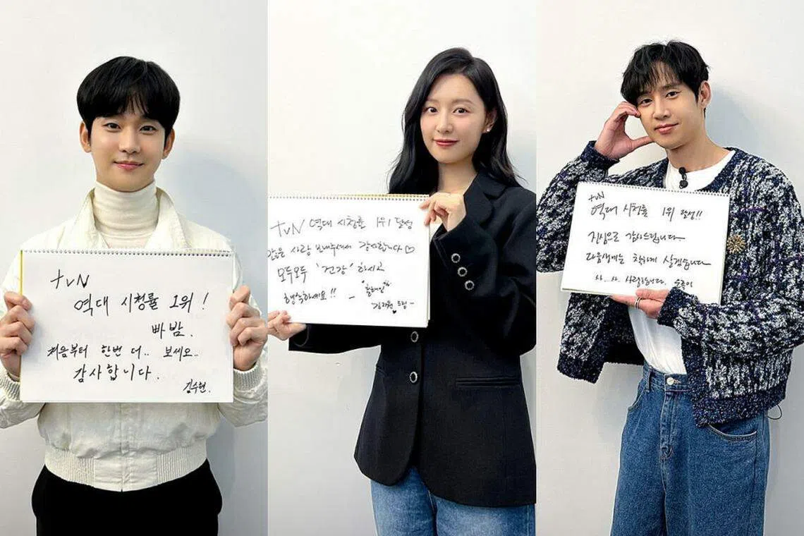 金秀贤（左起）、金智媛和朴成勋亲笔写下收视率夺冠的感言。（取自tvN ）