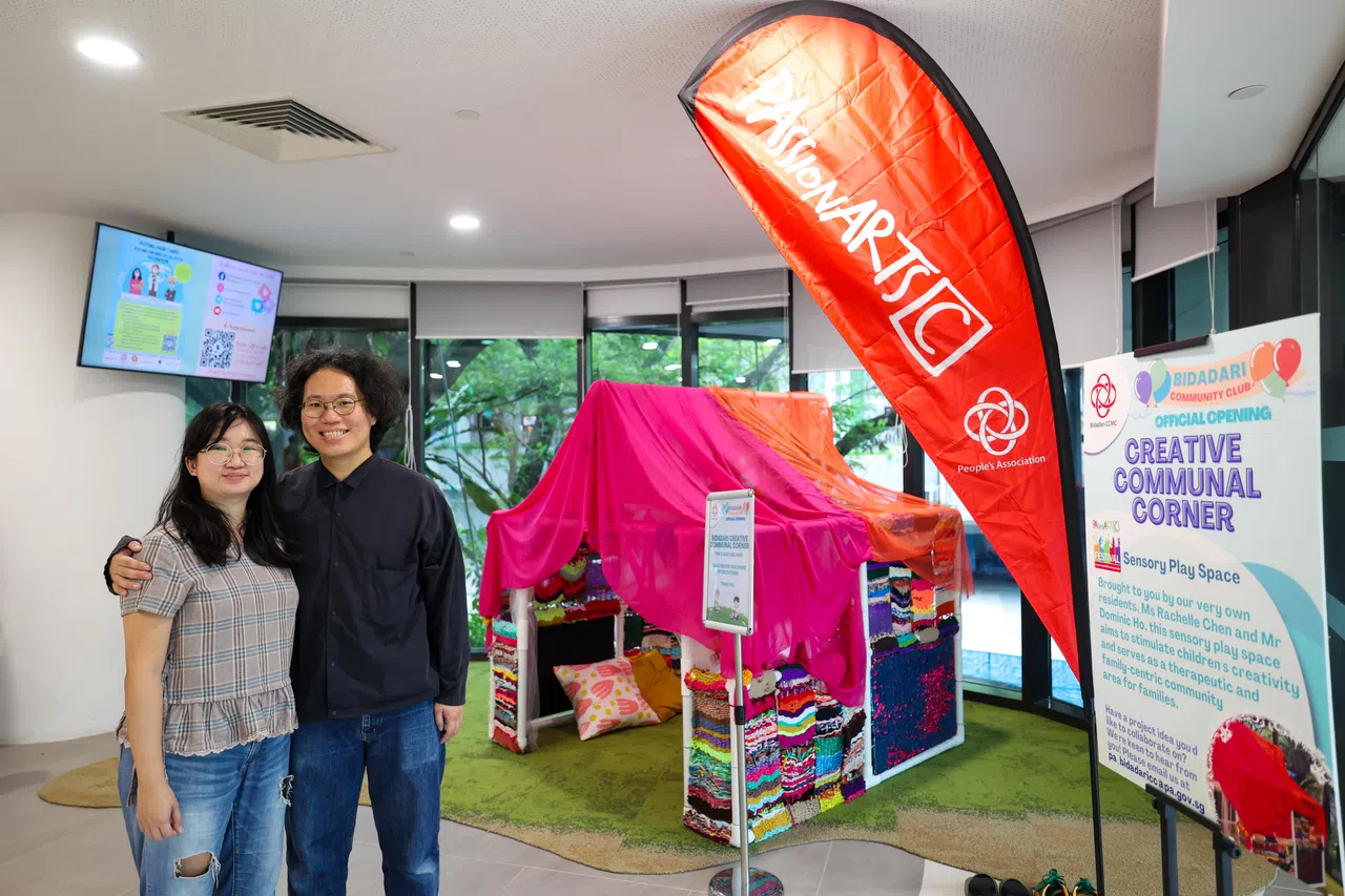 何家杰和妻子陈思吟是比达达利区居民，由他们设计、圣安德烈中小学生一起用再循环材料制作的“帐篷”，在比达达利民众俱乐部内的创意社区角落亮相。这个创意空间鼓励居民主动参与，与俱乐部共同策划为广大居民开展的活动。（林明顺摄）