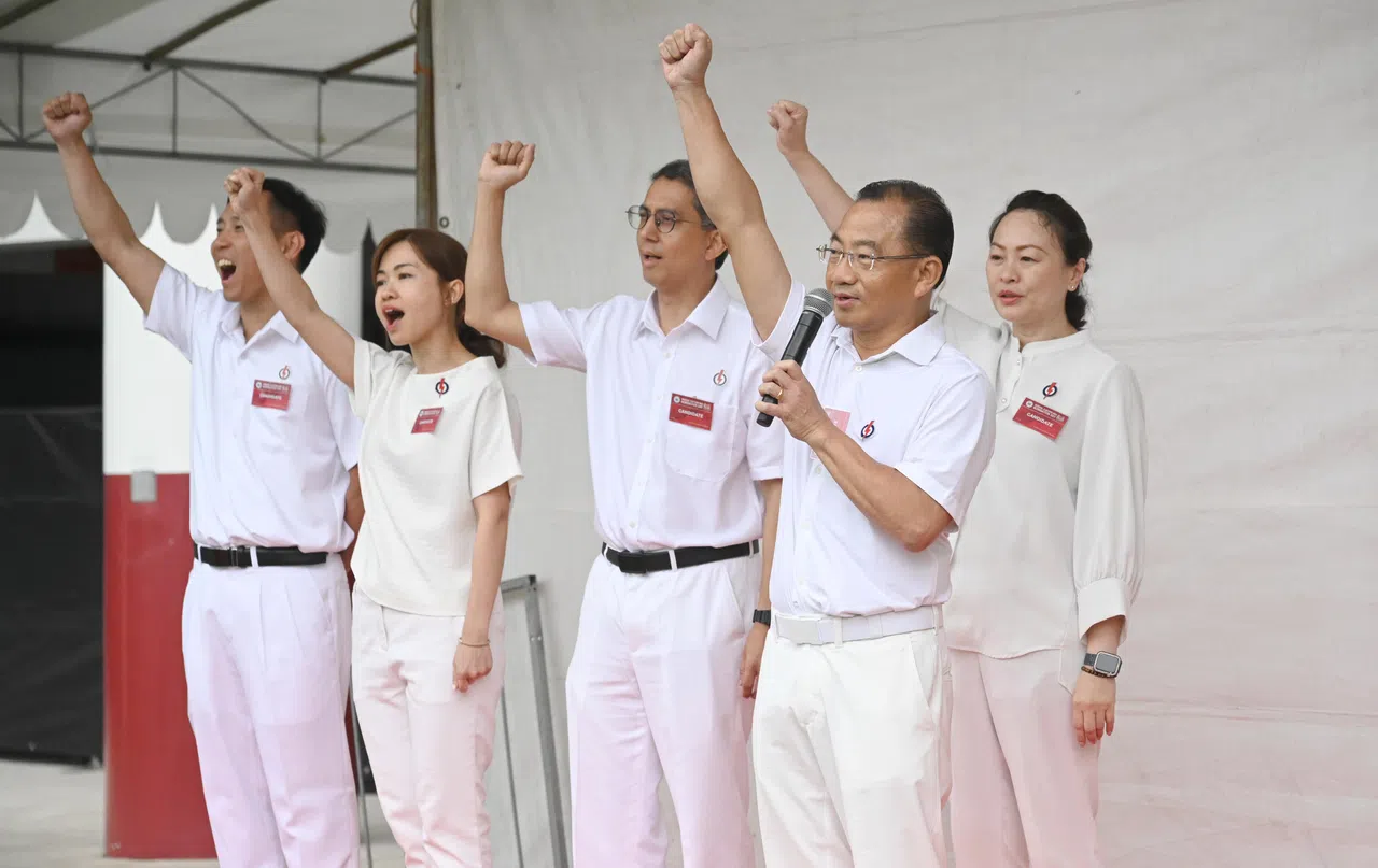 谢健平（右二）率领的团队在提名日因没有对手，自动当选国会议员。其他成员是新人吴培铭（左起）、陈佩玲、费绍尔和新人彭丽燕。（海峡时报）