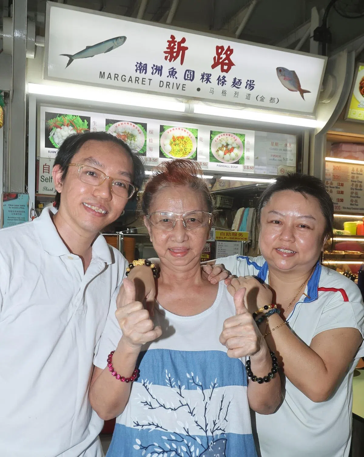 姚光耀（左）和姐姐姚巧鸾（右）继承父亲的鱼丸面粿条汤摊生意，母亲陈玉兰感到欣慰。（唐家鸿摄）