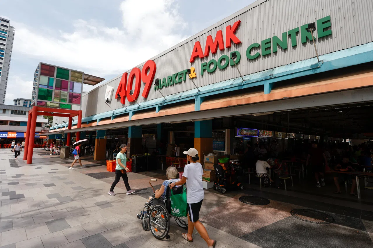 宏茂桥10道第409座巴刹与熟食中心45年来，为周边居民提供地道小贩美食。（特约李姿仪摄）