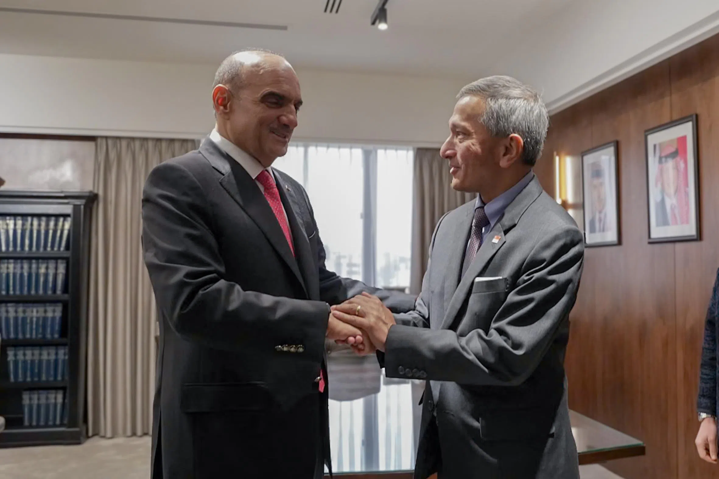 维文（右）与约旦首相兼国防大臣哈苏奈（Bisher al Khasawneh）会面，重申两国的国防关系。（外交部提供）