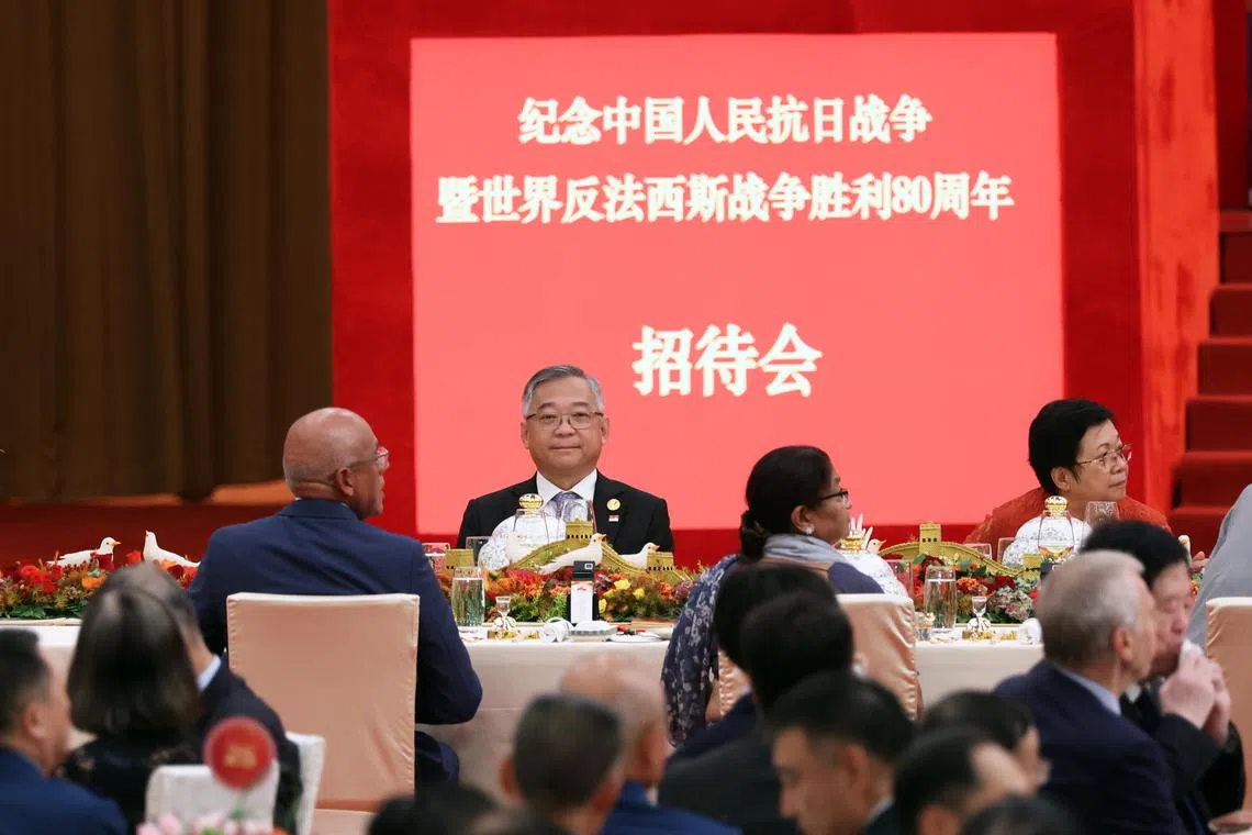 颜金勇（左二）出席由中国国家主席习近平主持的抗日战争暨世界反法西斯战争胜利80周年招待会。（数码发展及新闻部提供）