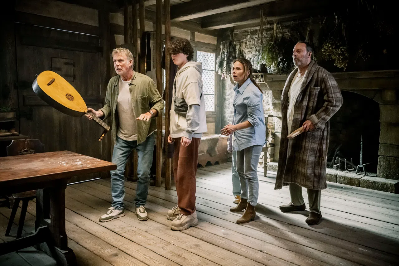 一家人在中世纪必须应对角色转变后的冲击。（Netflix提供）