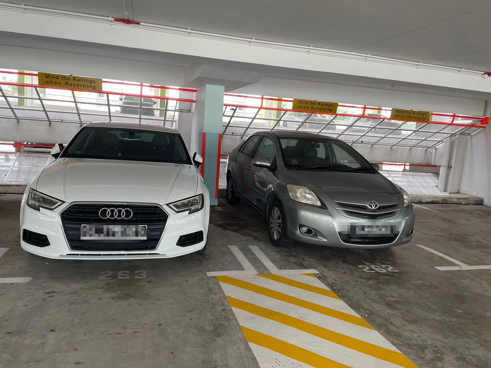 脸书群组中的贴文显示，多层停车场中停放大概六辆疑被注销的车辆。（取自脸书群组）