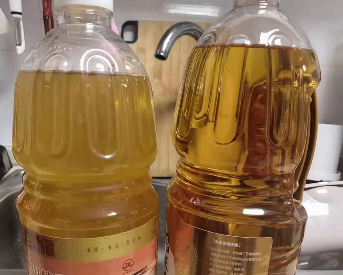 上海浦东区部分街道发放的食用油（左），生产两天后便从山东运抵上海并发放给居民，但颜色已经浑浊。（受访者提供）