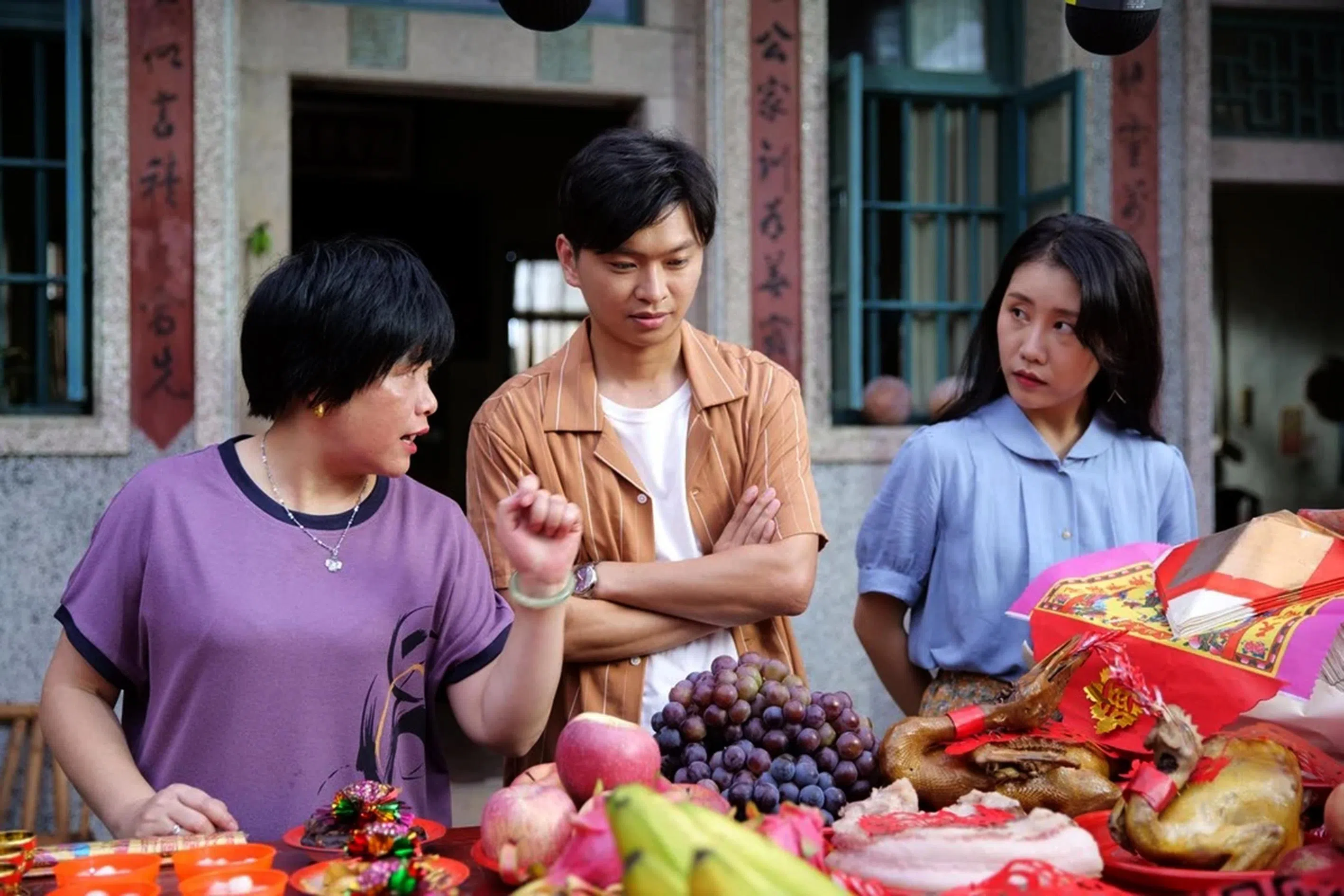 素人演员钟少贤（左起）、郑润奇和卢珊主演的《带你去见我妈》，透露浓浓潮州文化和人情味。（Clover Films提供）