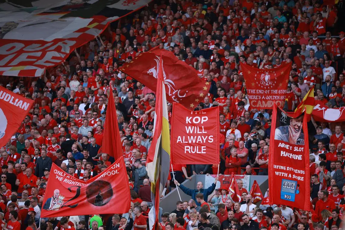 本场安菲尔德成为一片红色海洋，主队球迷高唱《你永远不会独行》的红军队歌，为球队加油助威。（路透社）