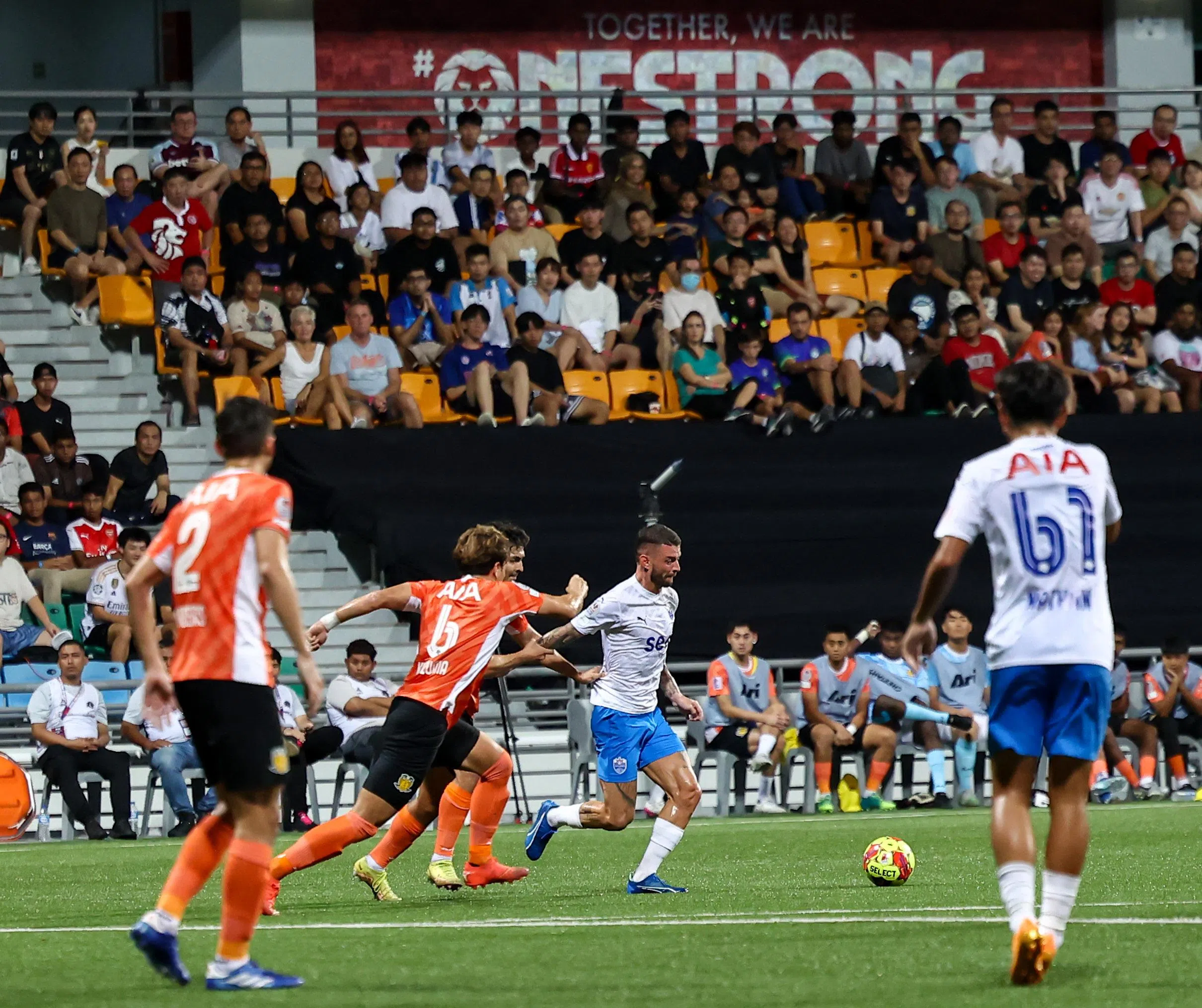 莱斯蒂耶纳（中）本场表现活跃，制造了两个进球。（陈渊庄摄）