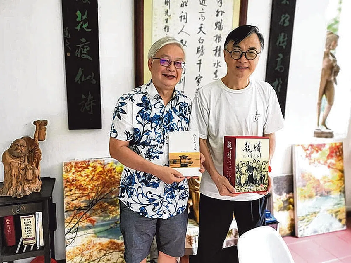 曾昭伦（左）同本文作者在新加坡互赠各自的新书。（陈剑摄）