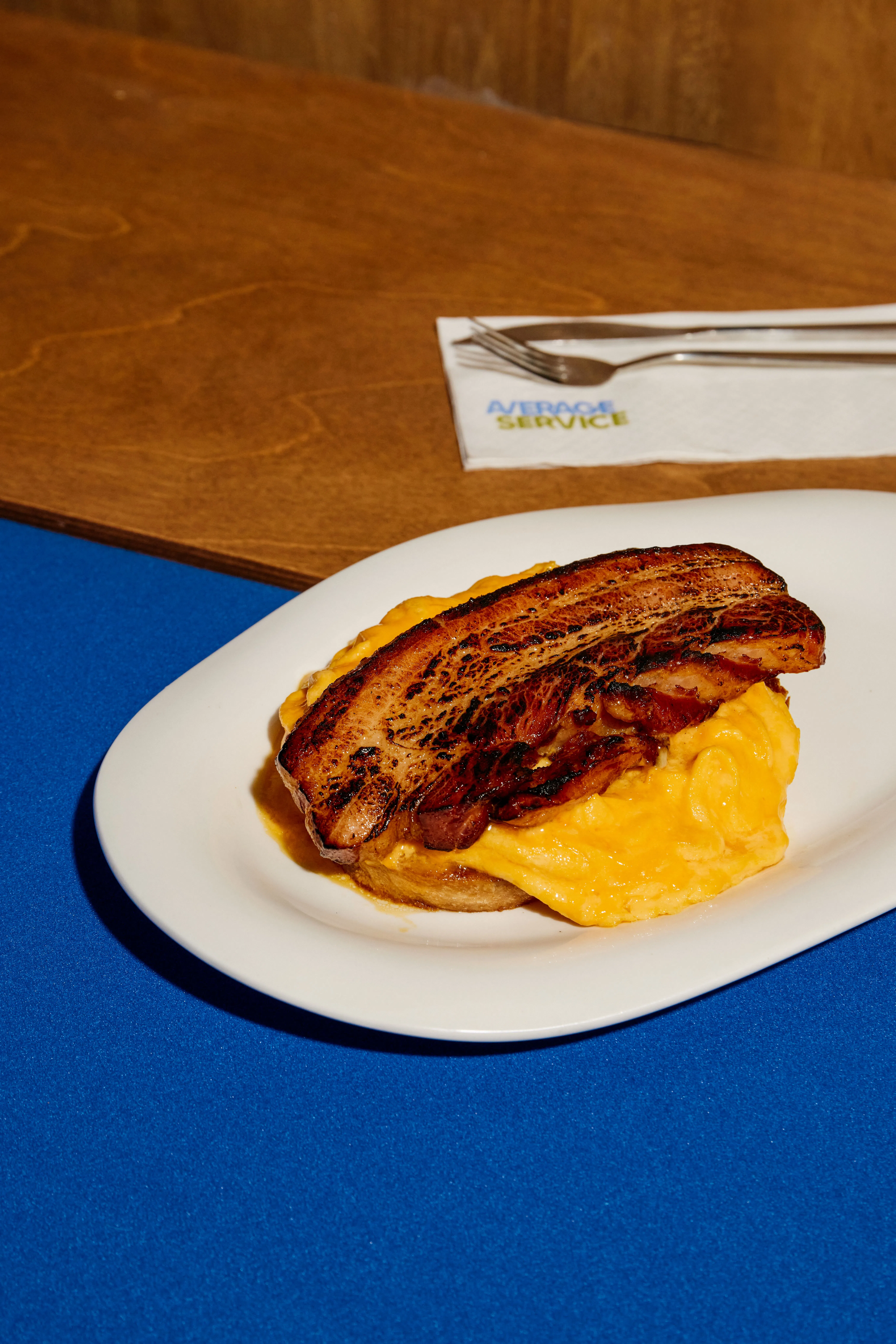 厚切培根吐司的180克厚培根浇上枫糖浆。（咖啡馆提供）