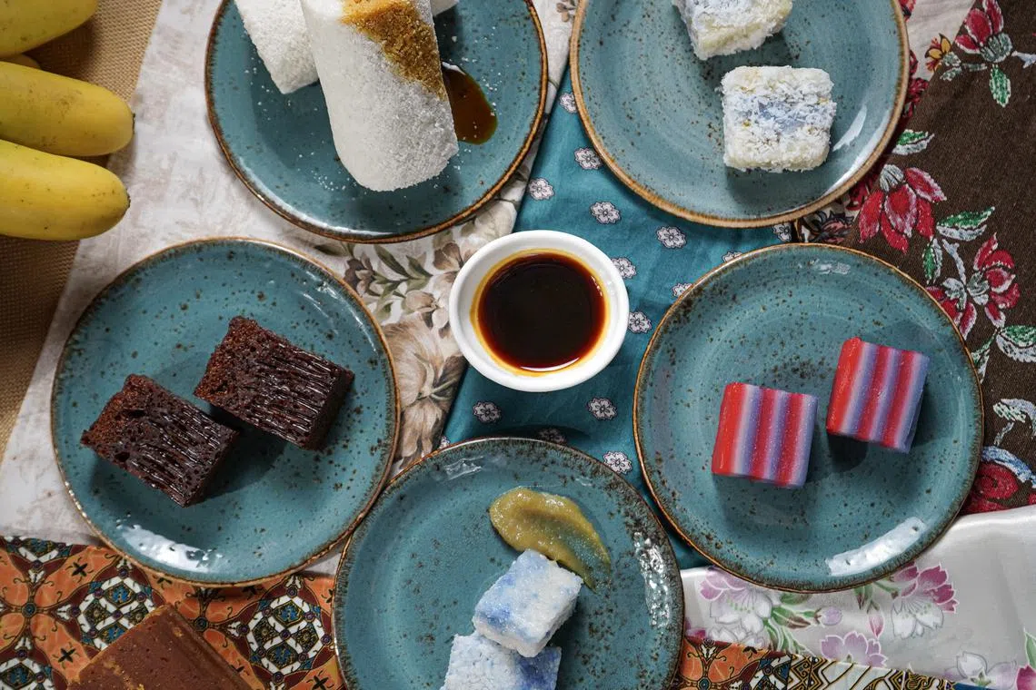 Rempapa餐馆限时售卖特制糕点礼盒，集合各类娘惹、马来、印度糕点。（照片由餐馆提供）