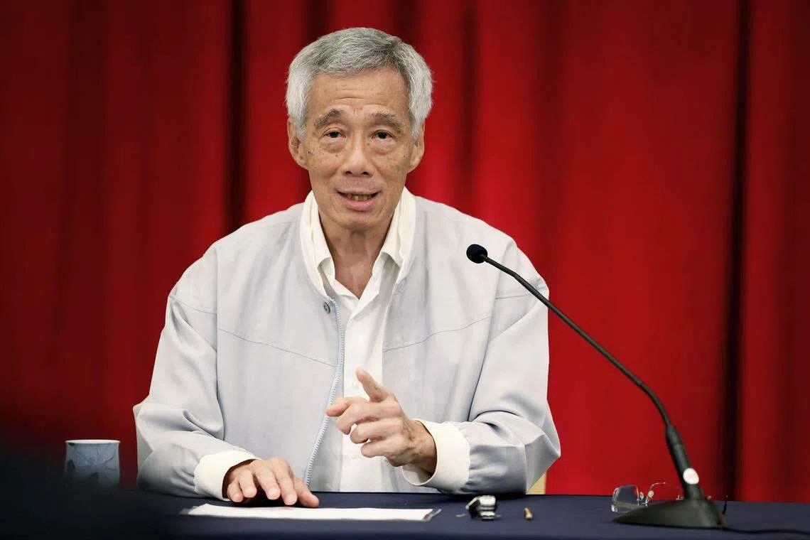 人民行动党秘书长李显龙总理在总统府召开记者会证实，国会议长陈川仁和同为行动党议员的钟丽慧有不当关系。两人经数次规劝，仍继续这段关系。（蔡家增摄）