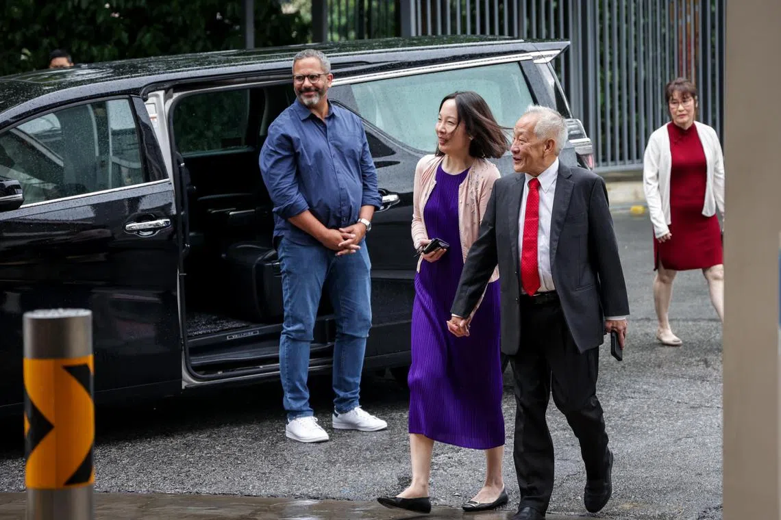 新加坡政府投资公司前首席投资官黄国松（右一）在未婚妻刘以真（右二）的陪同下，星期三（7月19日）上午11时，到选举局领取参加总统选举表格。（叶振忠摄）