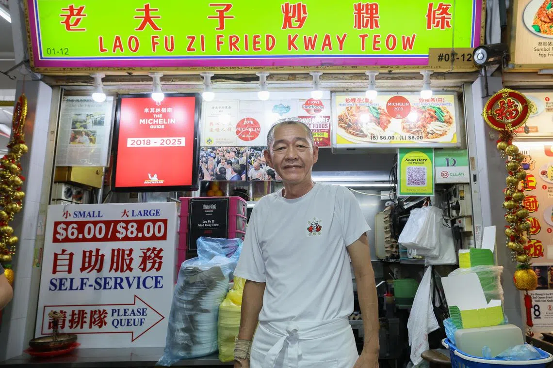老夫子炒粿条的摊主陈利胜把母亲传下的配方发扬光大。（龙国雄摄）