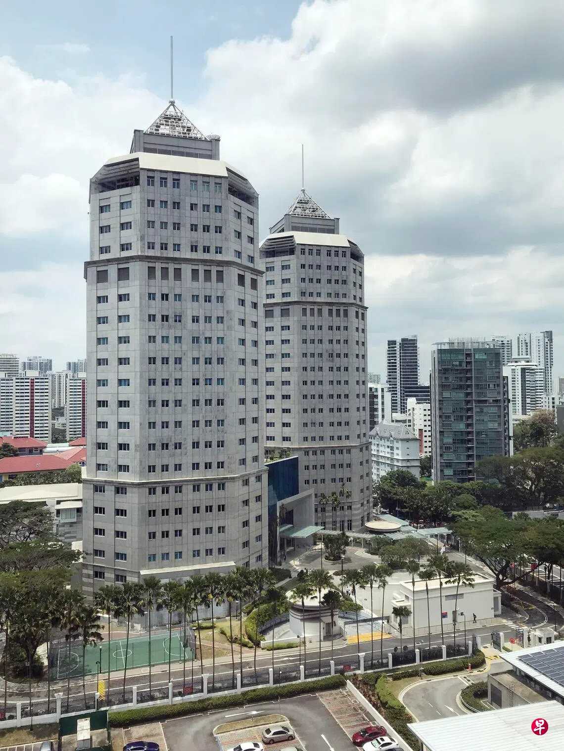 Image 14: 2024年6月7日下午，约30名青年从诺维娜地铁站，步行至依拉瓦底路（Irrawaddy Road）的内政部入口，要求递交信件。 （档案照片）