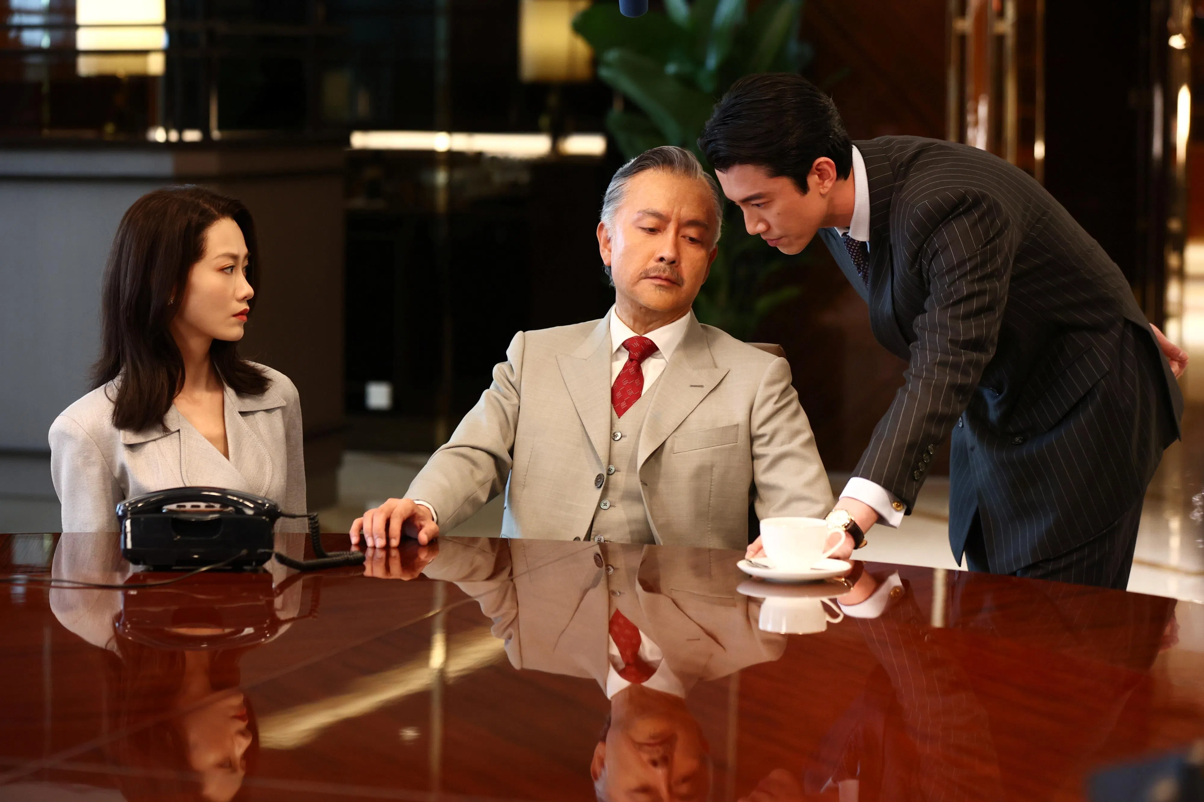 谢君豪（中）饰演香港财阀，和吴慷仁（右）是父子关系。左为新出炉金像奖影后廖子妤。（嘉华院线提供）