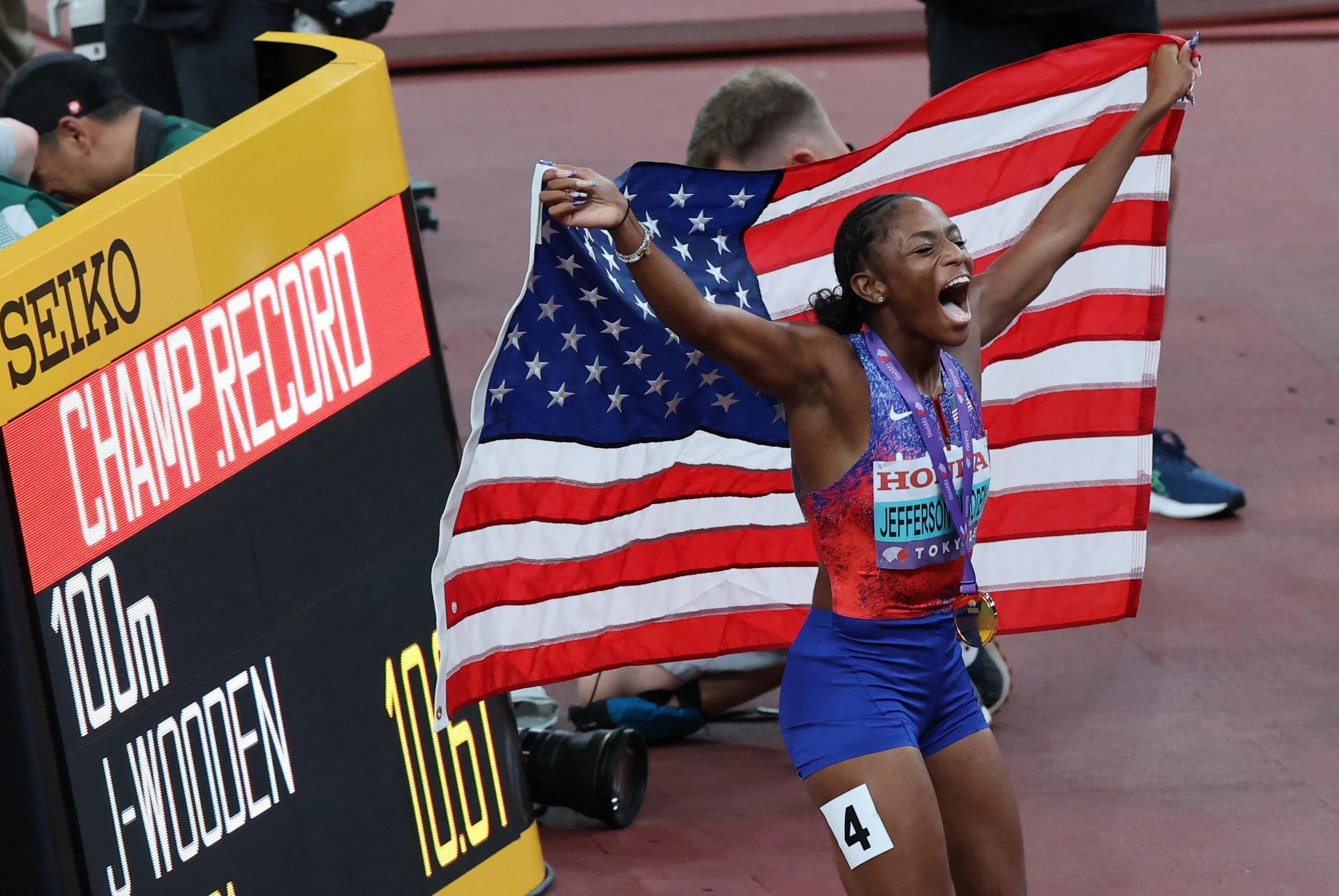 梅利莎（图）在夺冠后和计时板合影留念，她的成绩刷新了大会纪录。（路透社）