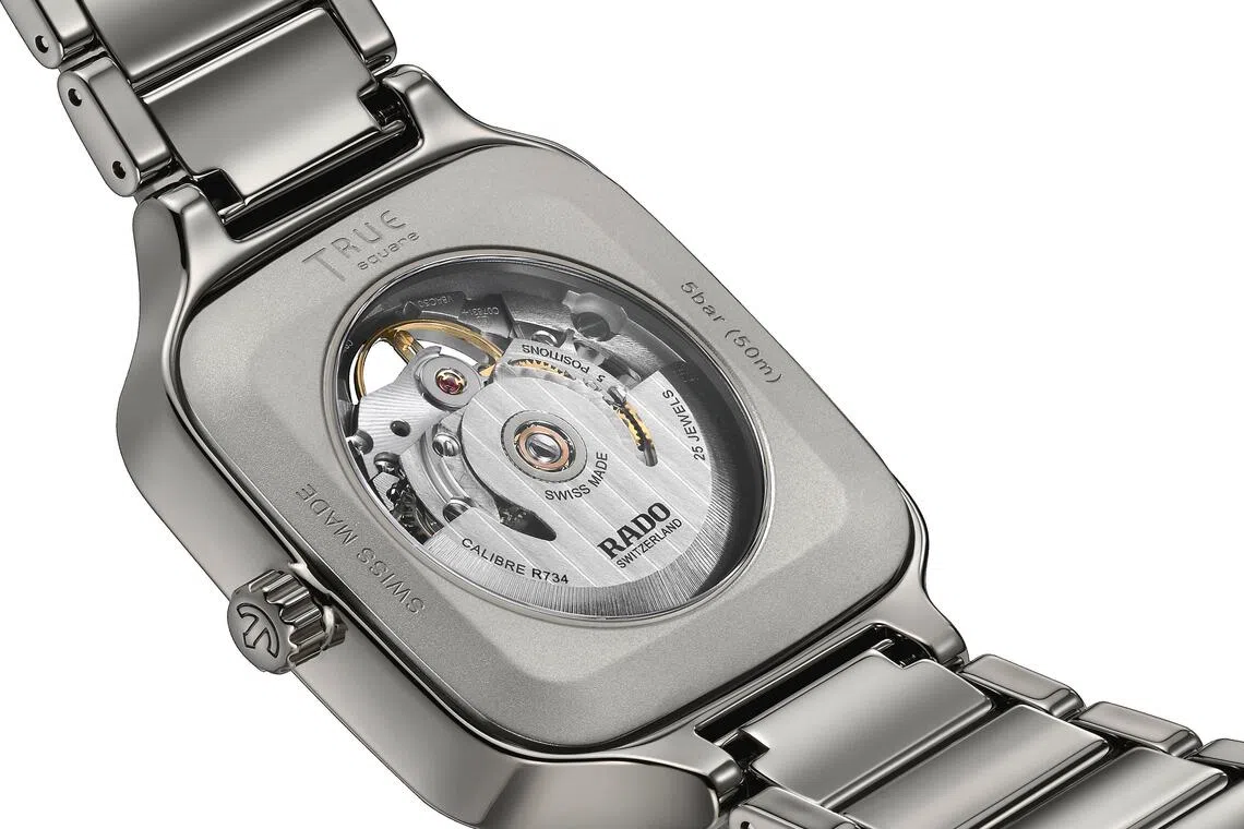 由25颗宝石轴承支撑的R734自动上链机械机芯是腕表灵魂所在。（雷达表提供）