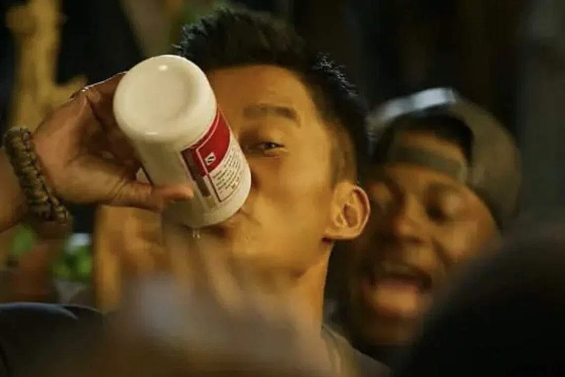 电影《战狼2》中吴京饰演的退役军人与外国人拼酒的场景。（互联网）