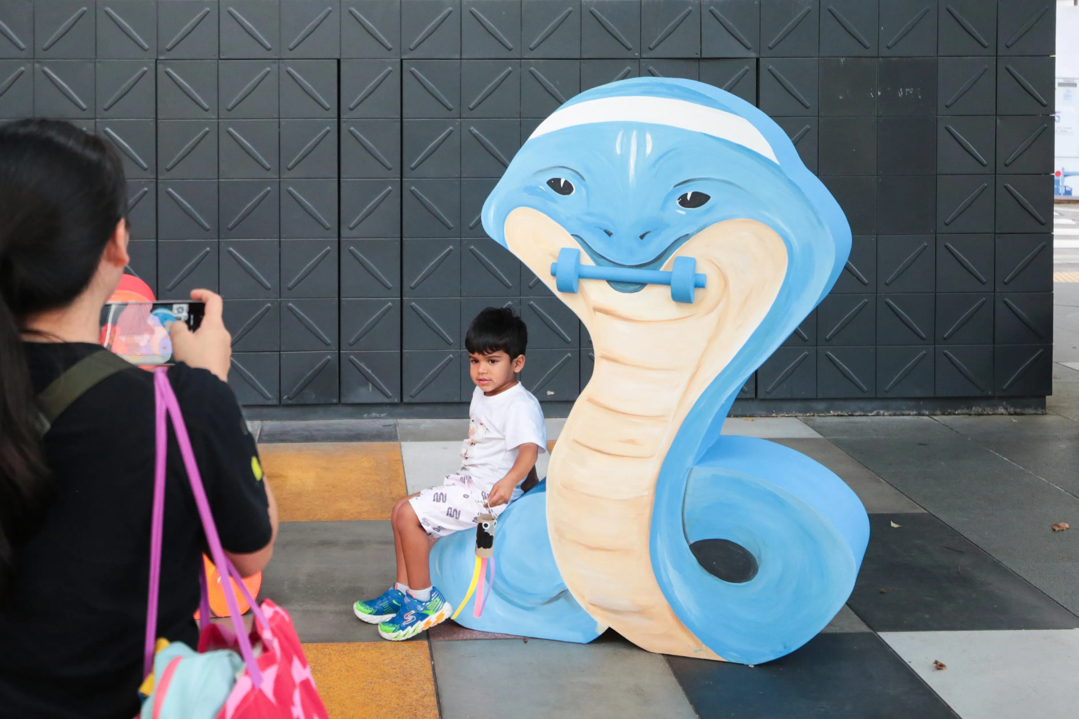 公众可在福南商场内看到六款蛇形雕塑。（刘志诚摄）