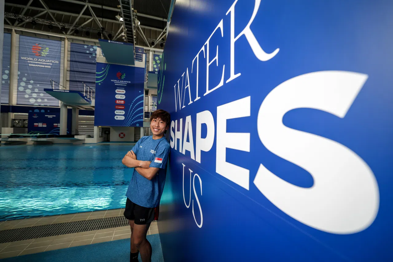 李承恩说，看到熟悉的华侨银行游泳中心换上世锦赛的布置令他兴奋不已。（叶振忠摄）