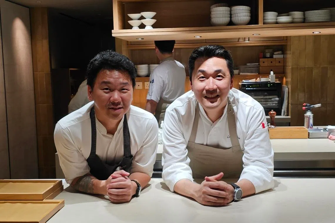 印尼精致餐馆August主厨汉斯（左）4月来新加坡，与米其林一星摩登韩式料理餐馆Nae:um主厨韩锡炫合作限时菜。（黄亿敏摄）