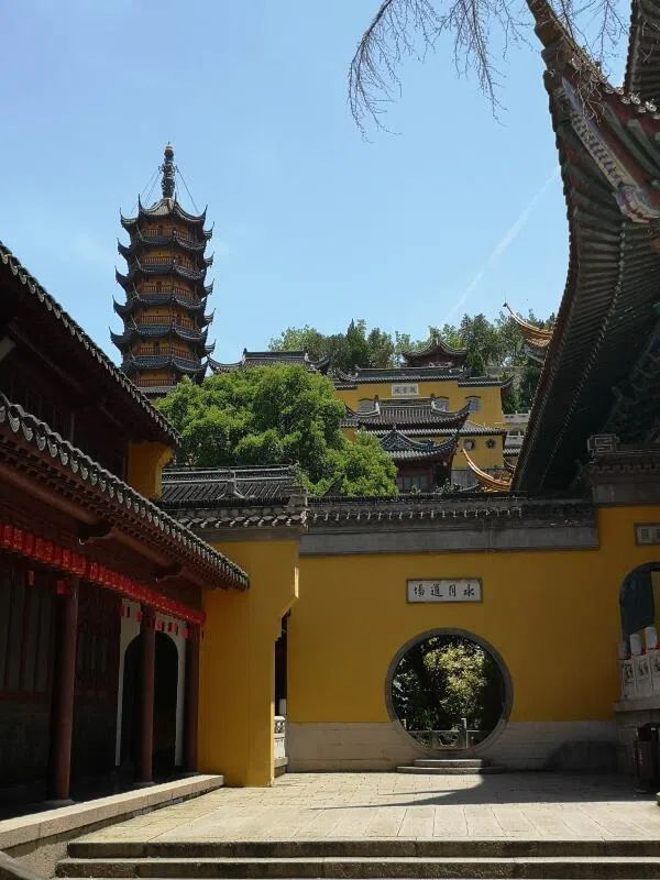 从山下看上去，金山寺紧密相连着建筑群。（作者提供）