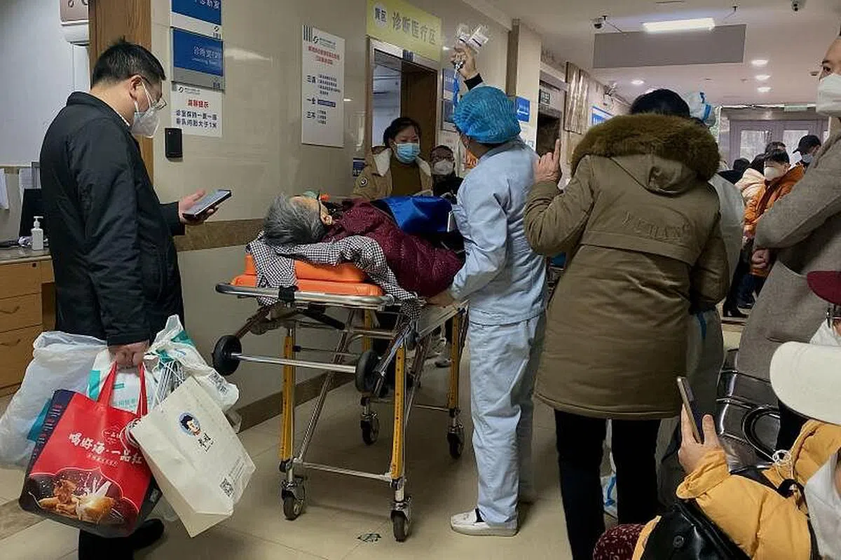 境内防疫措施放宽带来的感染潮使中国多地医疗系统承受重压，而农历新年期间的人员流动也将带来进一步挑战。图为12月22日重庆一家医院内大量候诊病人。（法新社）