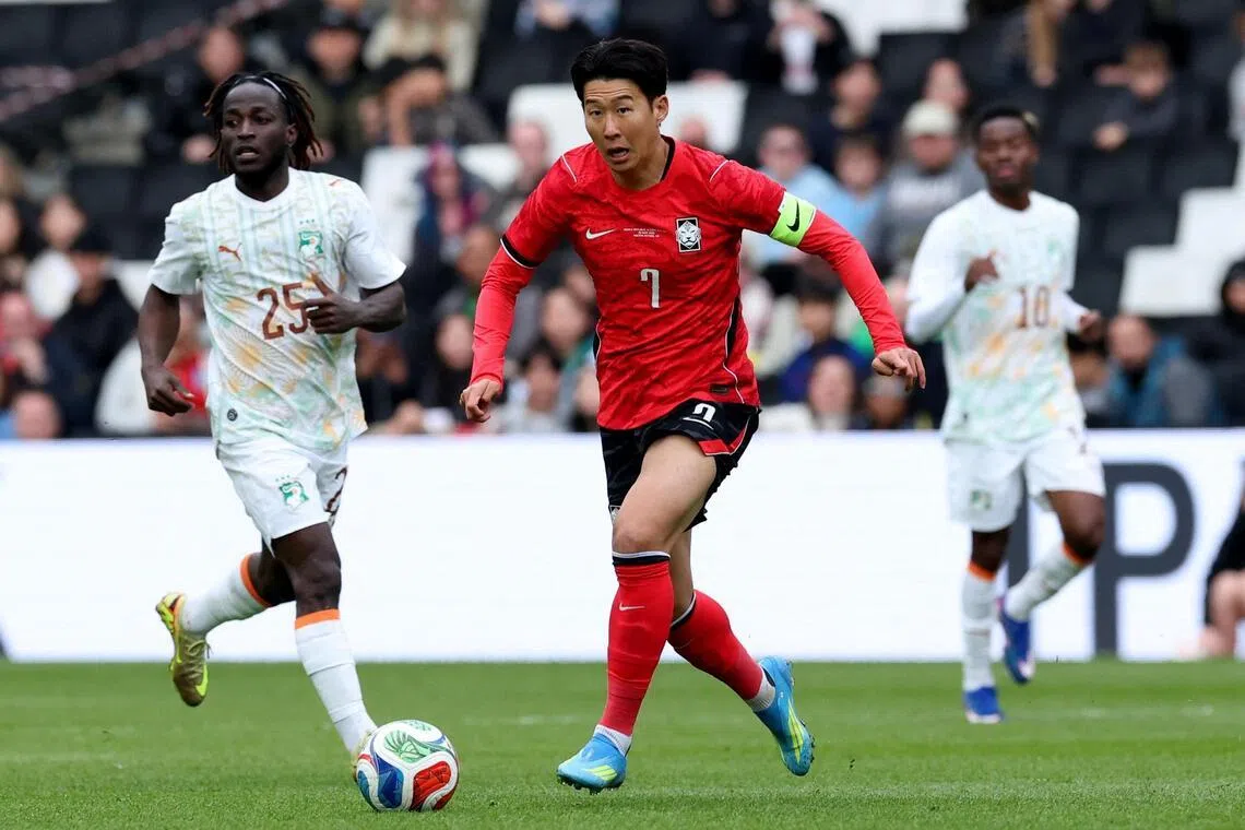 孙兴慜（红衣）近期表现低迷，韩国在近两场友谊赛中先后败给科特迪瓦和奥地利。（路透社）