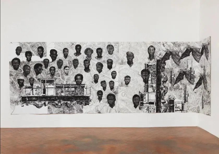 加纳艺术家易卜拉欣·马哈马的纸上混合媒介《上流生活》（2024）关注移民与劳动议题。（艺术家提供）