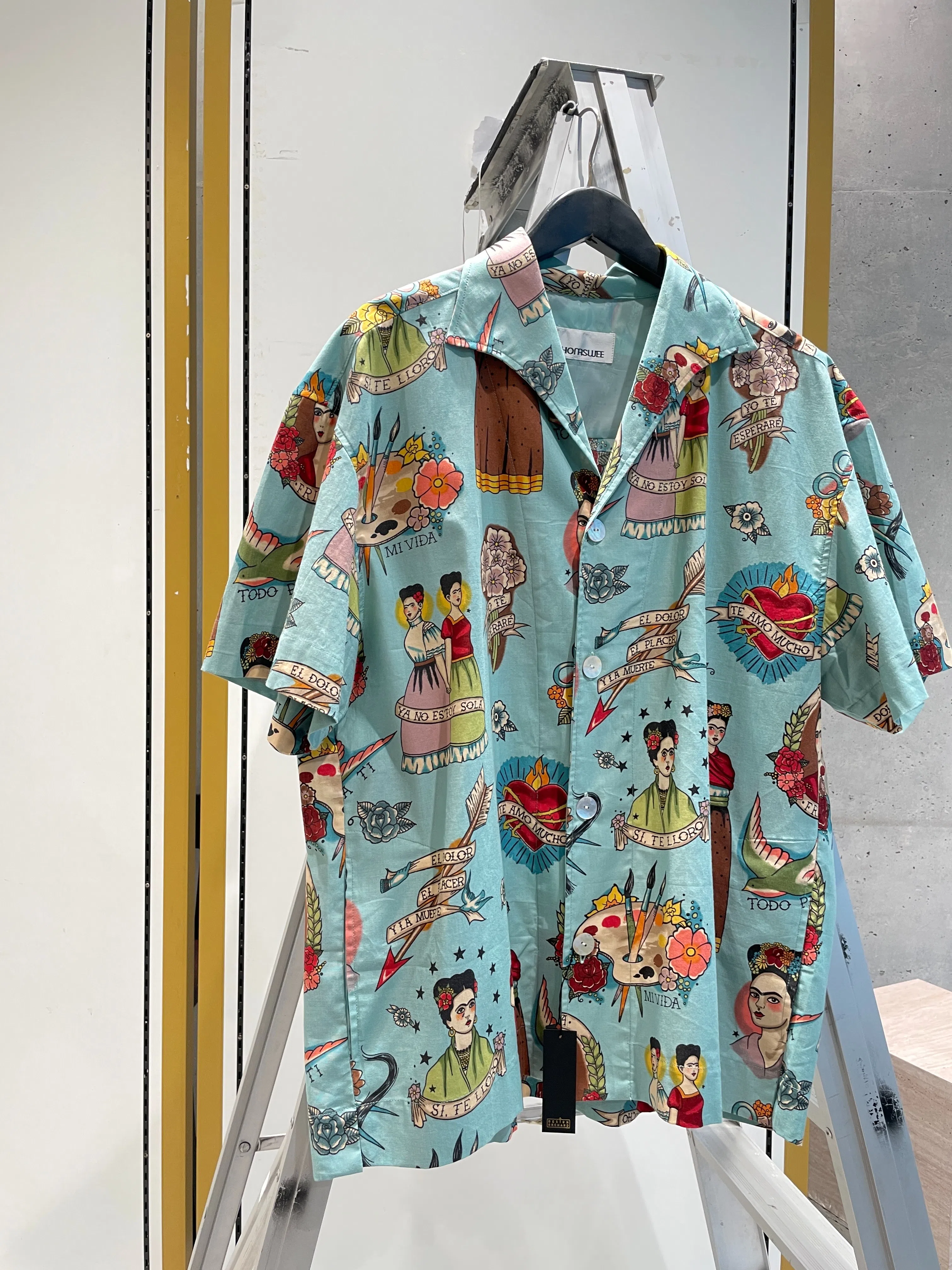 女画家芙烈达·卡萝（Frida Kahlo）肖像图纹布料衬衫，黄华将衣领做了别出心裁的弧形设计。你看见衬衫两侧藏好的口袋吗？（林方伟摄）